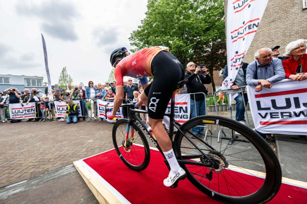 Startlijst vrouwentijdrit ronde van Lekkerkerk met toppers als Vos, Van der Breggen en Van Dijk, inclusief sponsors.