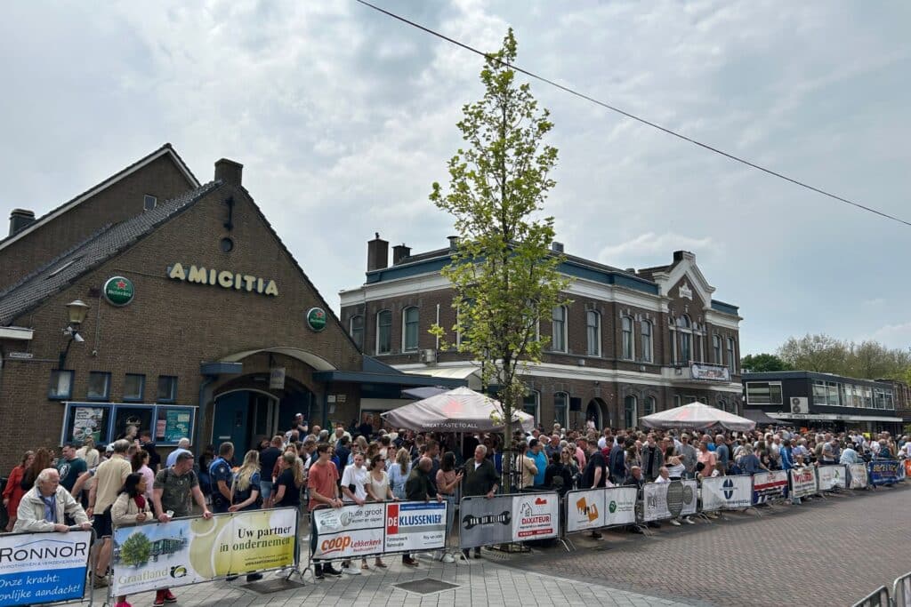 Amicitia Lekkerkerk & Grand Café Roos sponsor ronde van Lekkerkerk