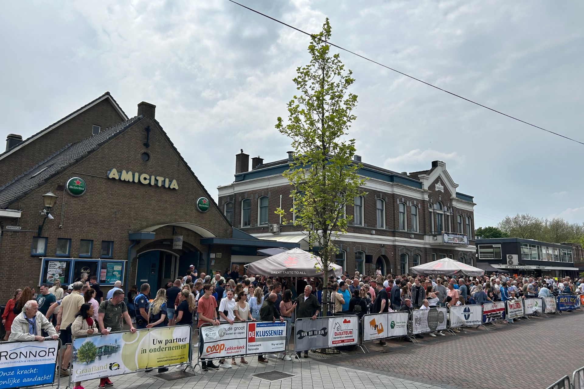 Amicitia Lekkerkerk & Grand Café Roos sponsor ronde van Lekkerkerk