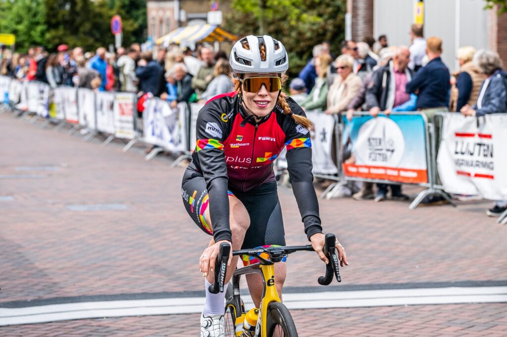 Antoinette Rijpma – De Jong tijdens een wielerwedstrijd, in koersoutfit, op haar fiets.